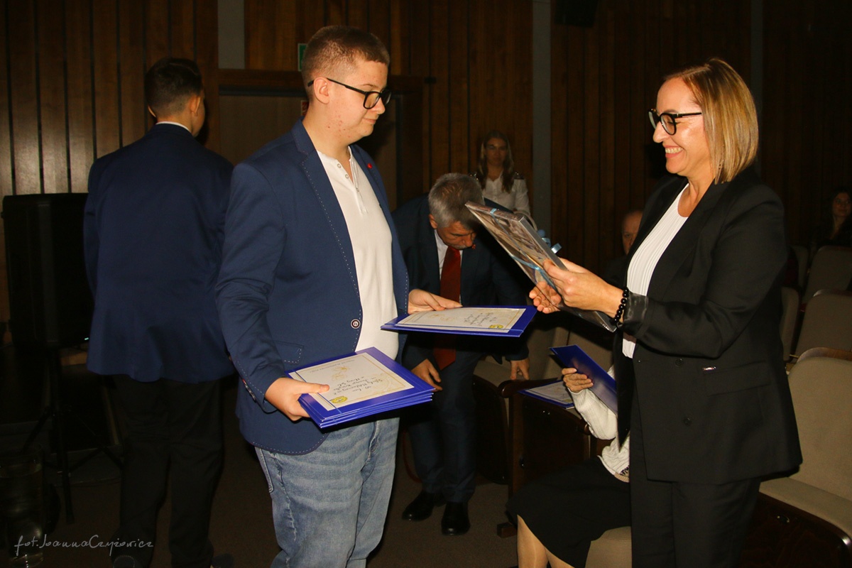 Odnośnik: https://cloud-6.edupage.org/cloud/eduresized_571325262_122263378256247073_8095691140406770336_n.jpg?z%3AVBXQElWlZupfawdlTyNI4Kex5qp9Jk9fSKGULv7UCbuEMZtdx4hFqTN7iWXgHzZrf%2BOFtfLKZI8WEs7TlZuFFQ%3D%3D