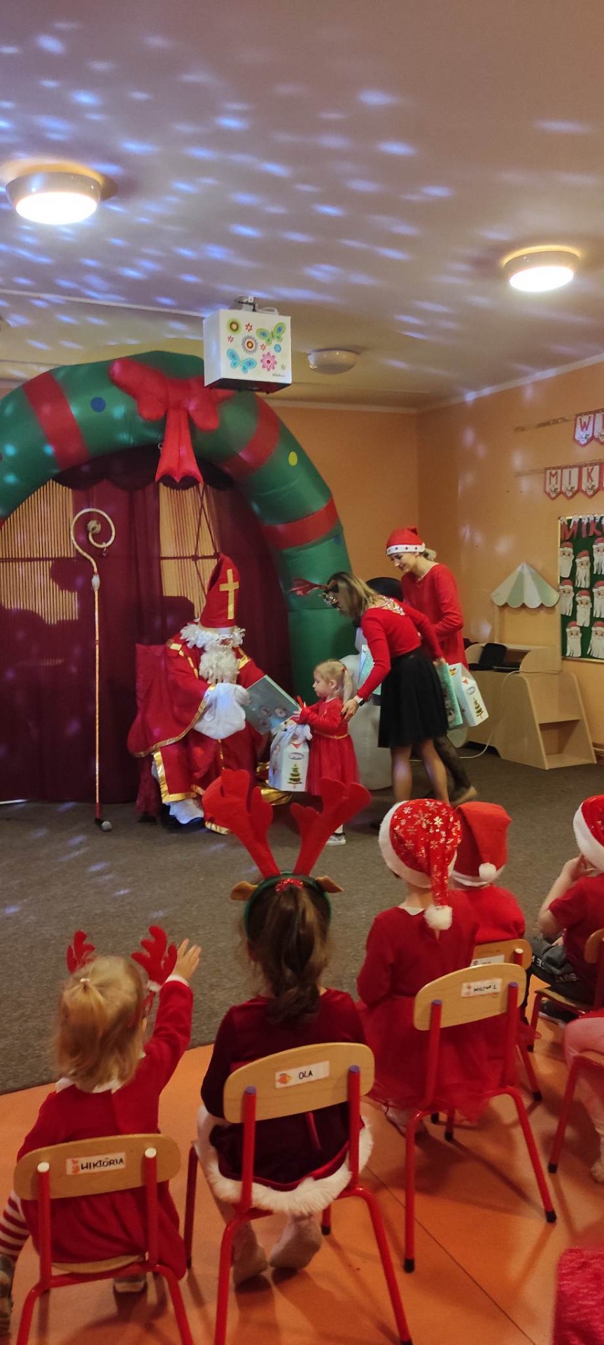 Wizyta Świętego Mikołaja w Punkcie Przedszkolnym w Jastkowicach - Obrazek 3