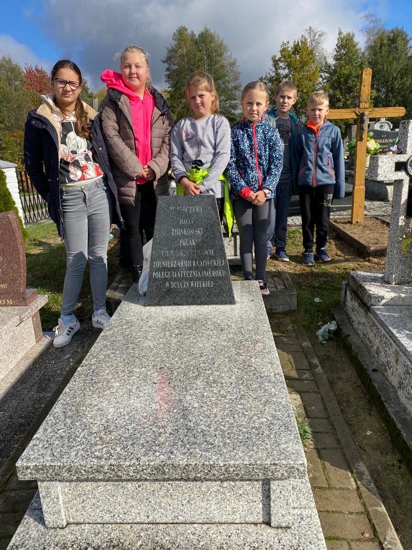 Odwiedzamy groby żołnierskie i groby bliskich na cmentarzu parafialnym - Obrazek 2