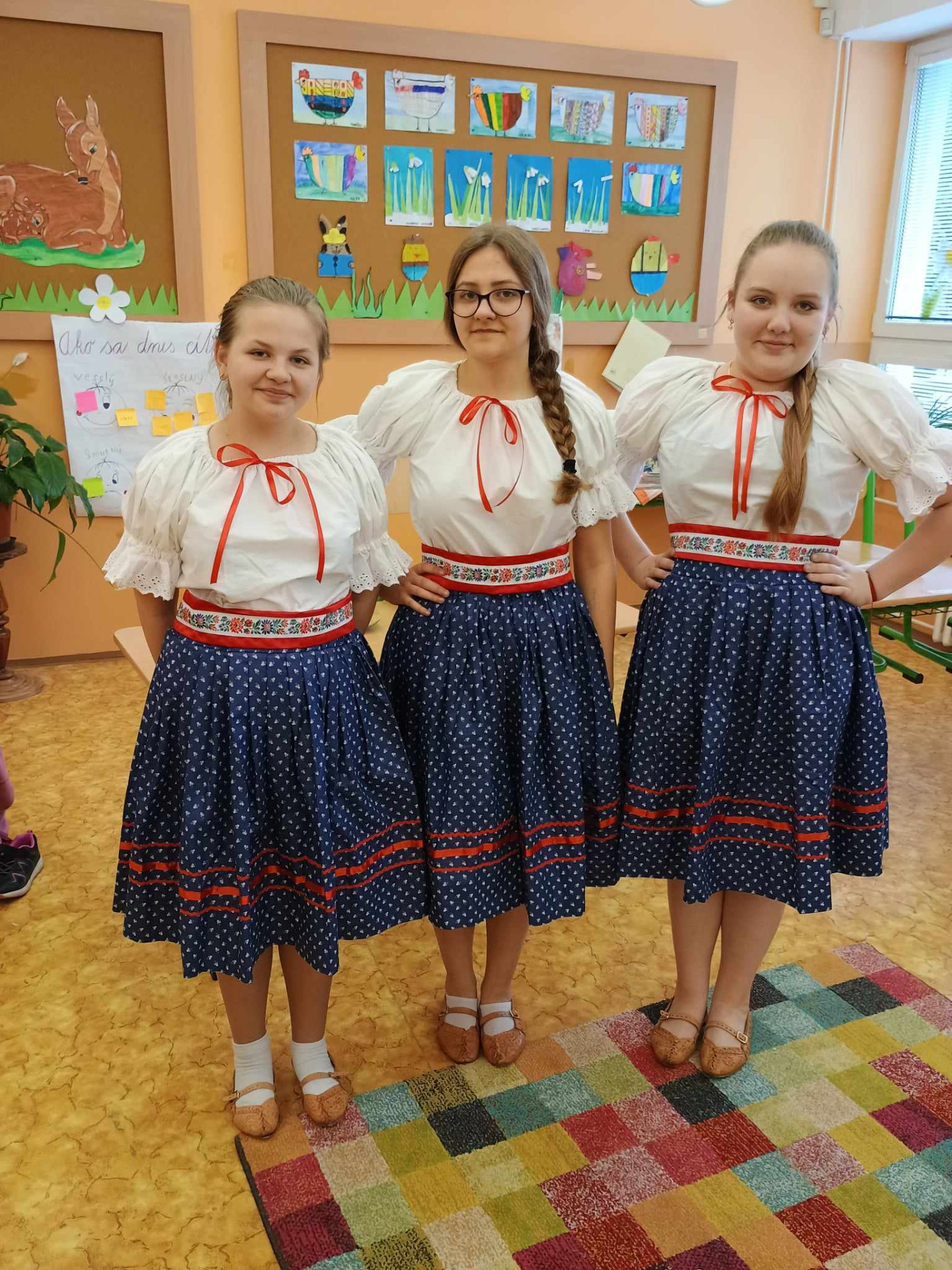 Deti z Lipovienky sa tešia novým krojom - Obrázok 2