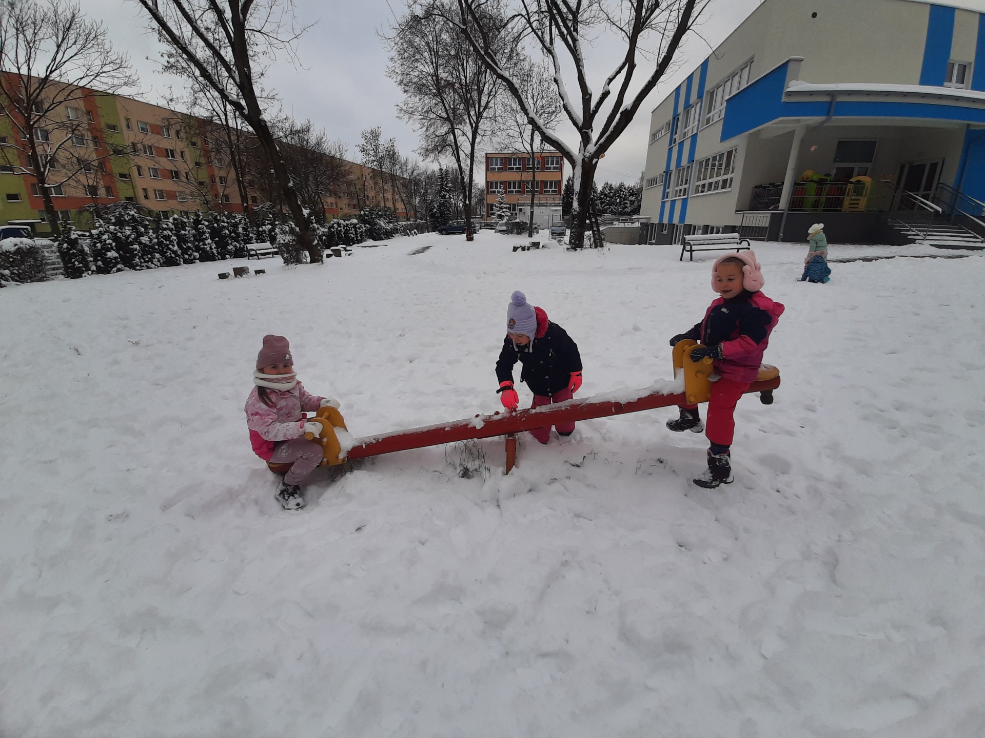 Biedronki- zabawy na śniegu - Obrazek 4
