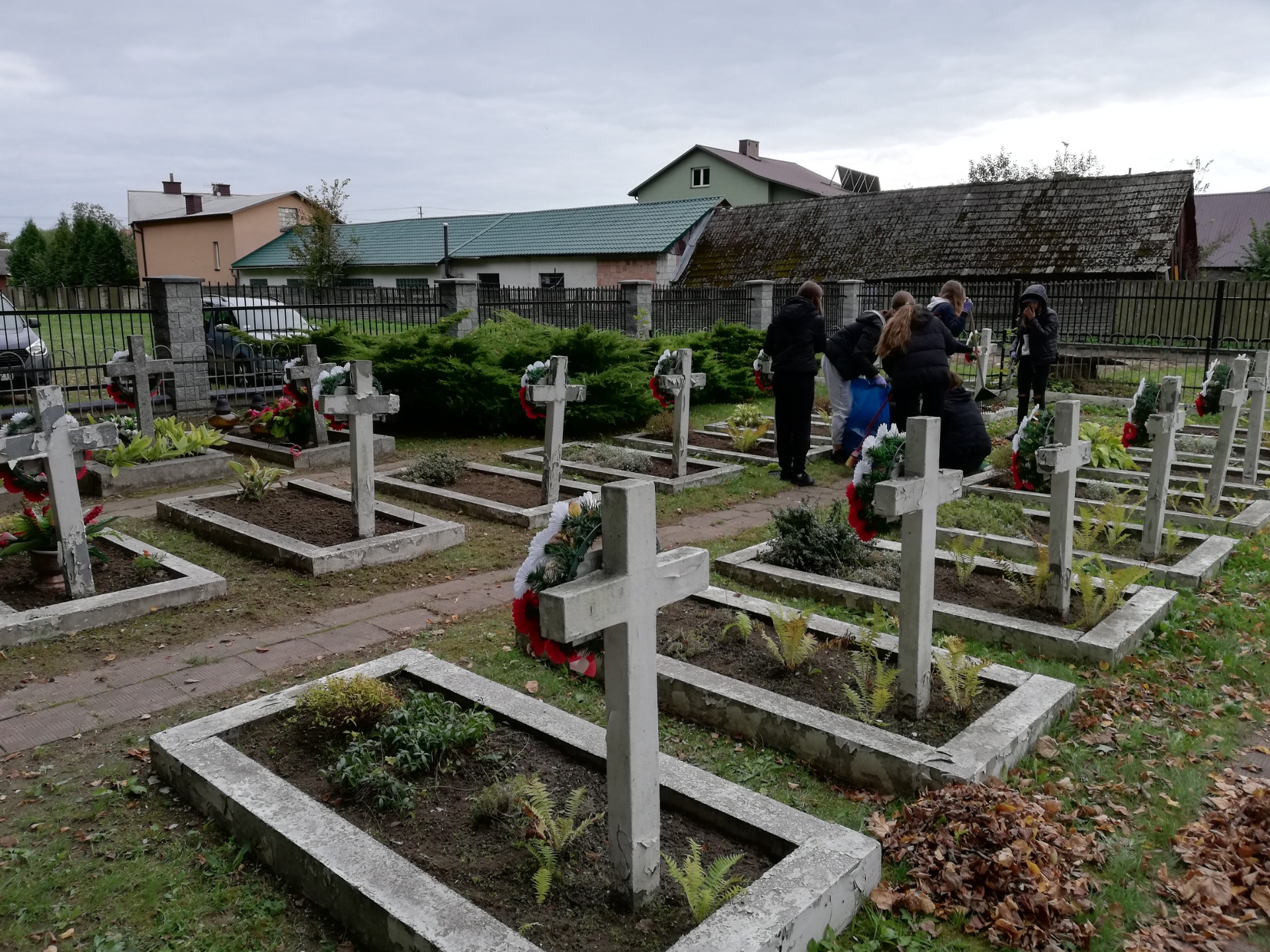 Sprzątanie grobów żołnierskich na cmentarzu w Soli - Obrazek 2