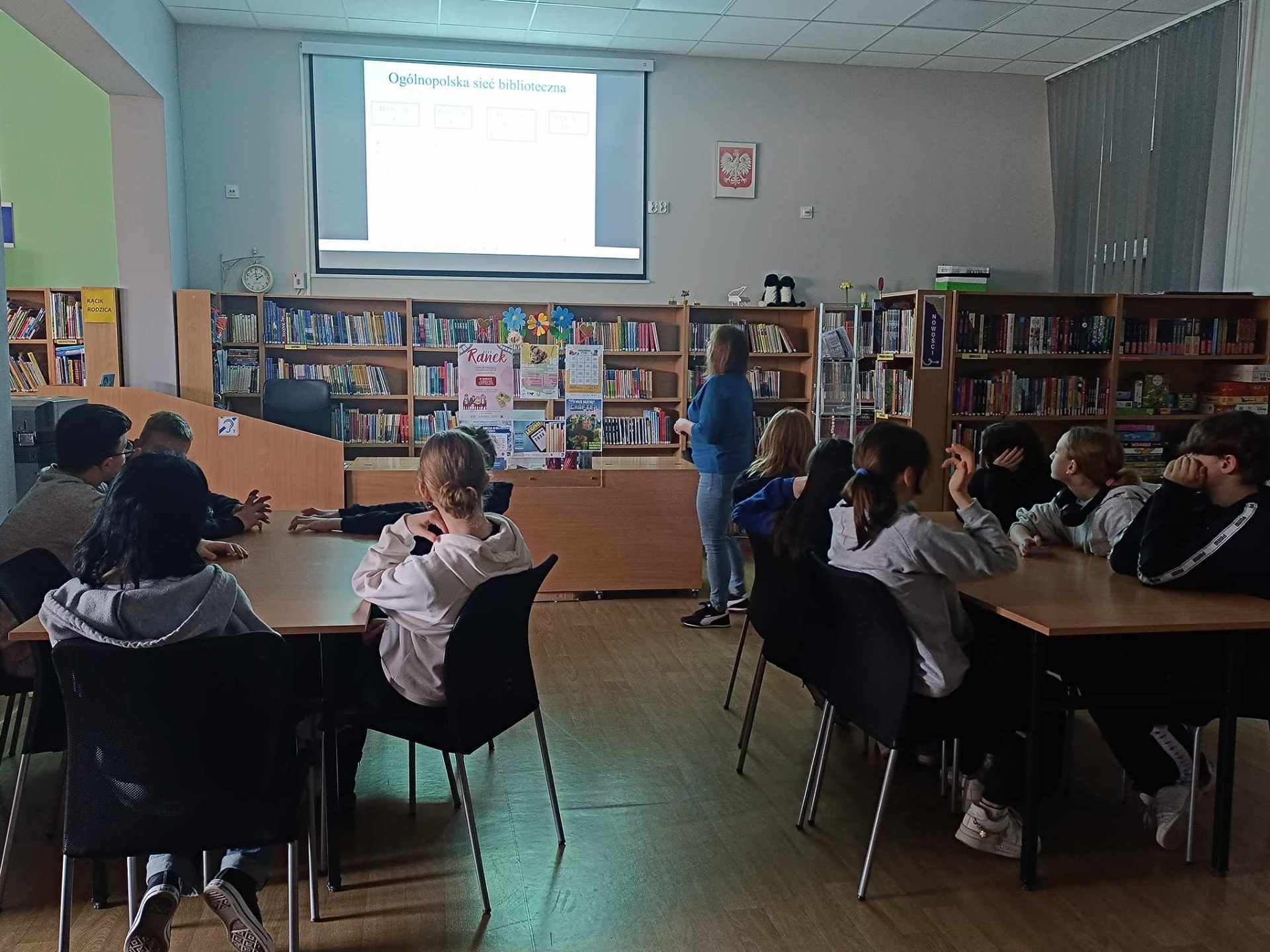 1. Uczniowie klasy 7c na lekcji bibliotecznej w Oddziale Dziecięcym MBP w Świebodzicach.