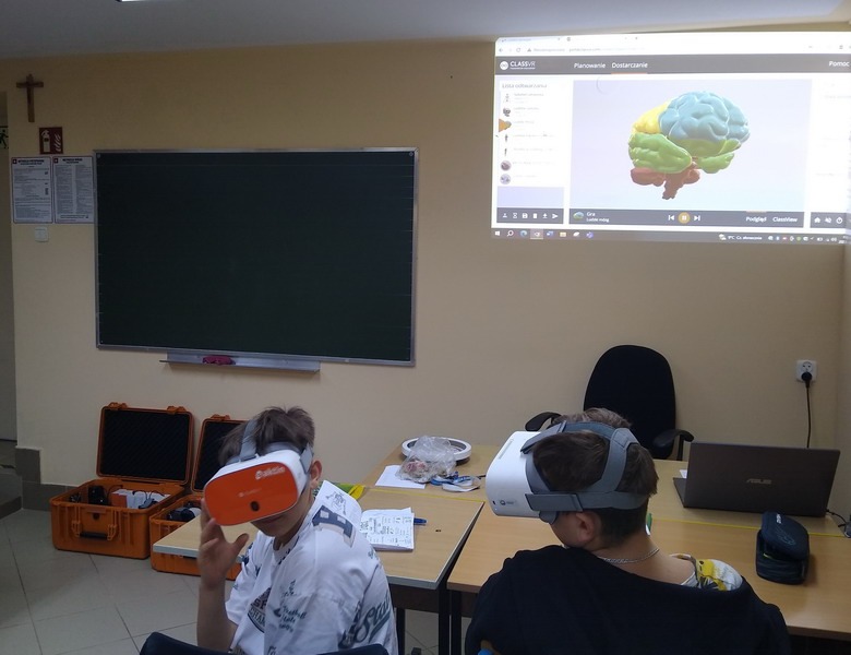 Uczniowie klasy 7 w okularach VR oglądają wnętrze człowieka (mózg). 