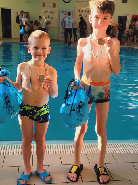 Sukces naszych przedszkolaków w zawodach pływackich - Obrazek 2