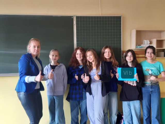  Projekt "Koloryty VI b" - uczniowie prezentujący ubiór w kolorze niebieskim.