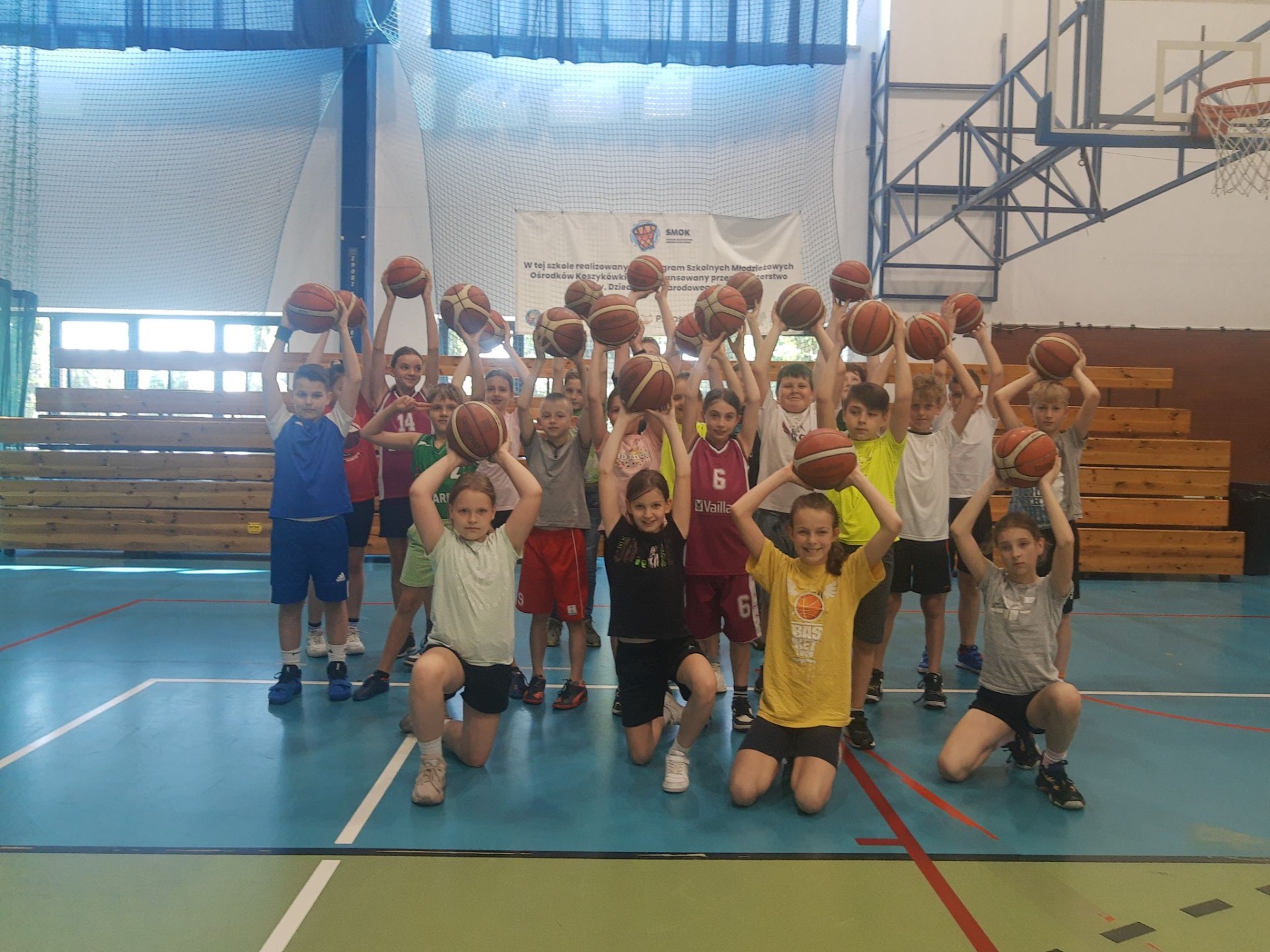 Koszykarki i koszykarze ze Szkolnego Młodzieżowego Ośrodka Koszykówki w Żyrardowie