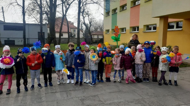 Dzieci z oddziałów przedszkolnych witają wiosnę. - Obrazek 2
