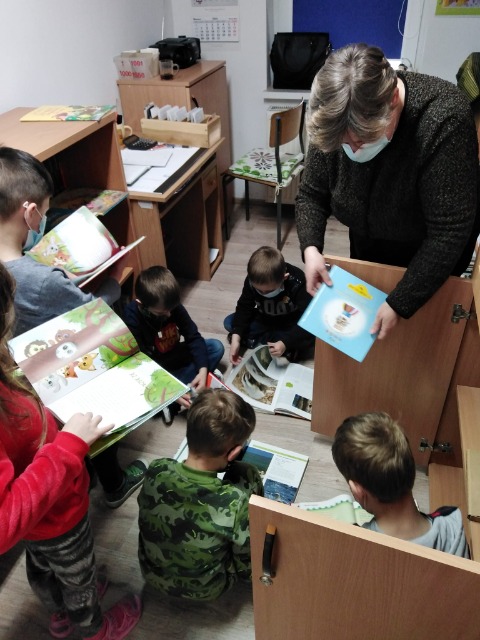 Wizyta oddziału przedszkolnego w bibliotece - Obrazek 4