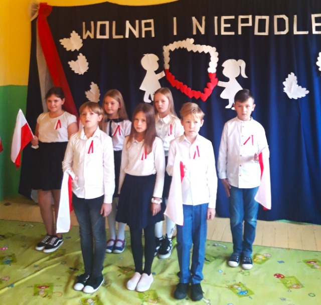 „Szkoła do hymnu” - Narodowe Święto Odzyskania Niepodległości – Filia w Malużynie - Obrazek 1