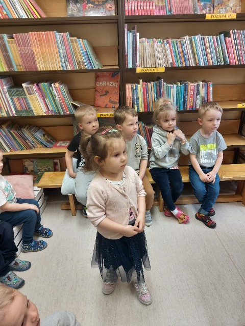 Wizyta najmłodszych przedszkolaków w bibliotece szkolnej z okazji Międzynarodowego Dnia Książki dla Dzieci - Obrazek 6