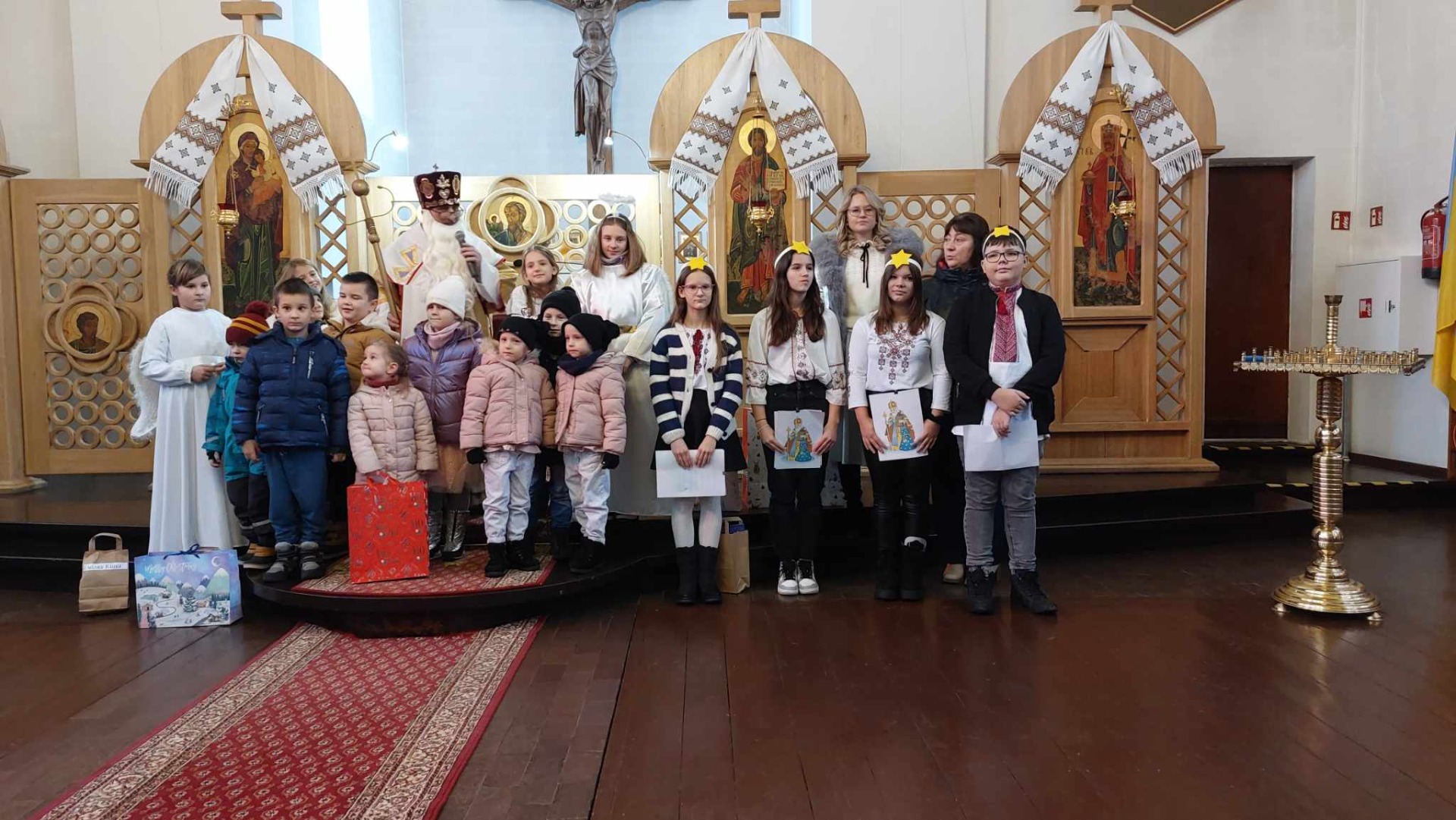  Uczniowie z Punktu Nauczania Języka Ukraińskiego przywitali świętego Mikołaja - Obrazek 1