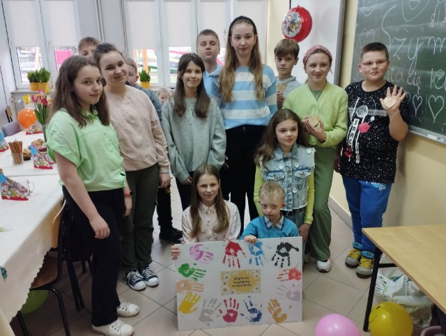 Spotkanie uczniów klasy V z Szymonkiem w ramach ogólnopolskiego projektu "Wspólnie wygrajmy wrażliwość" - Obrazek 1