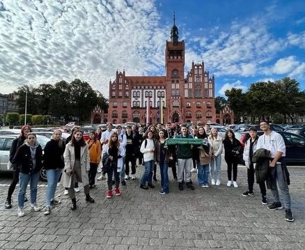 Grupowe zdjęcie uczestników Erasmusa na tle Ratusza w Słupsku