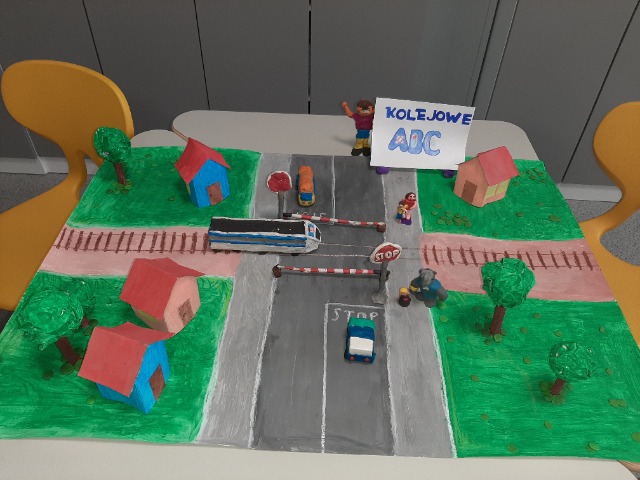 Prace konkursu plastycznego „Kierunek – Bezpieczeństwo” organizowanego przez Urząd Transportu Kolejowego – organizatora Kampanii Kolejowe ABC.