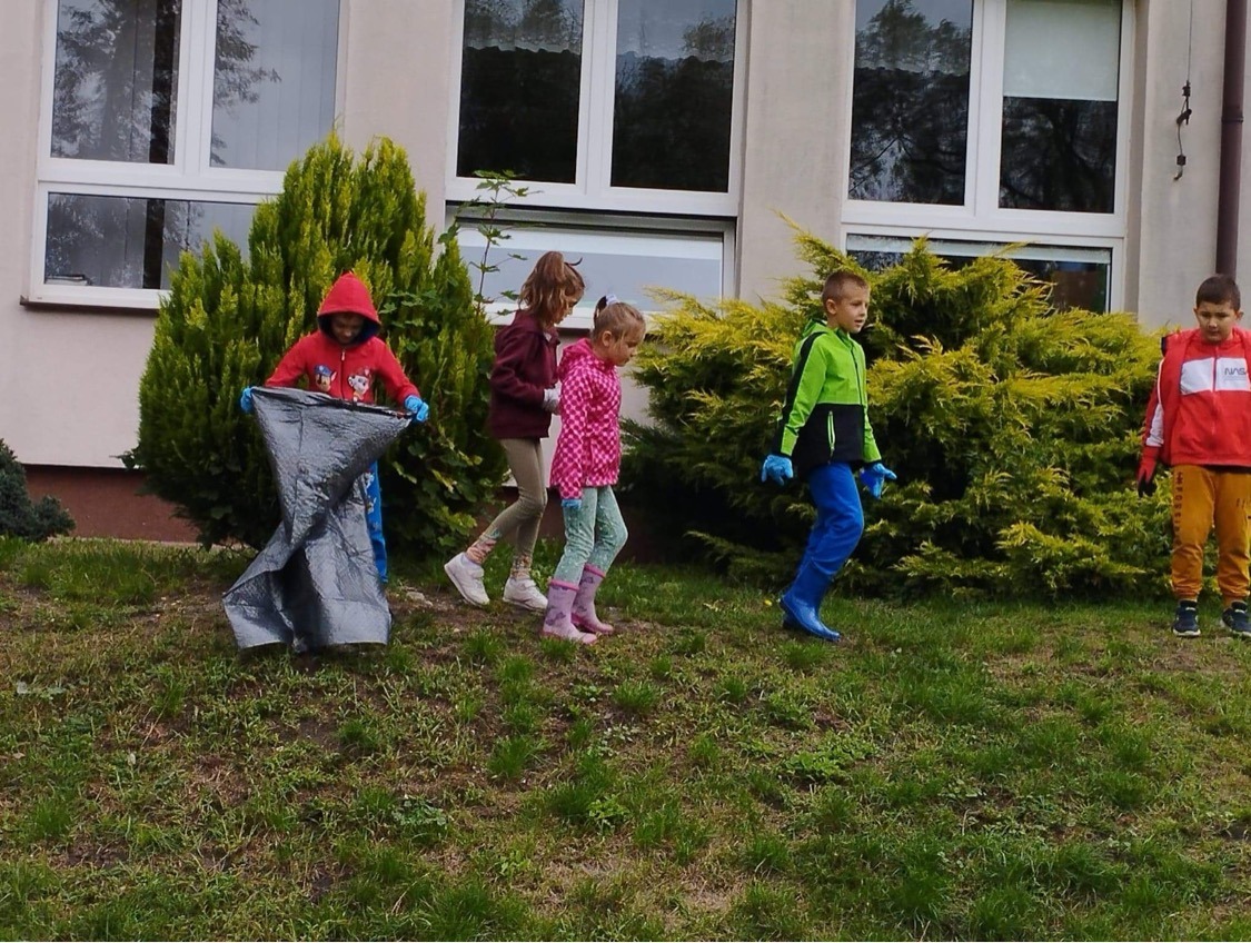 Uczniowie biorący udział w akcji Sprzątanie Świata 2023