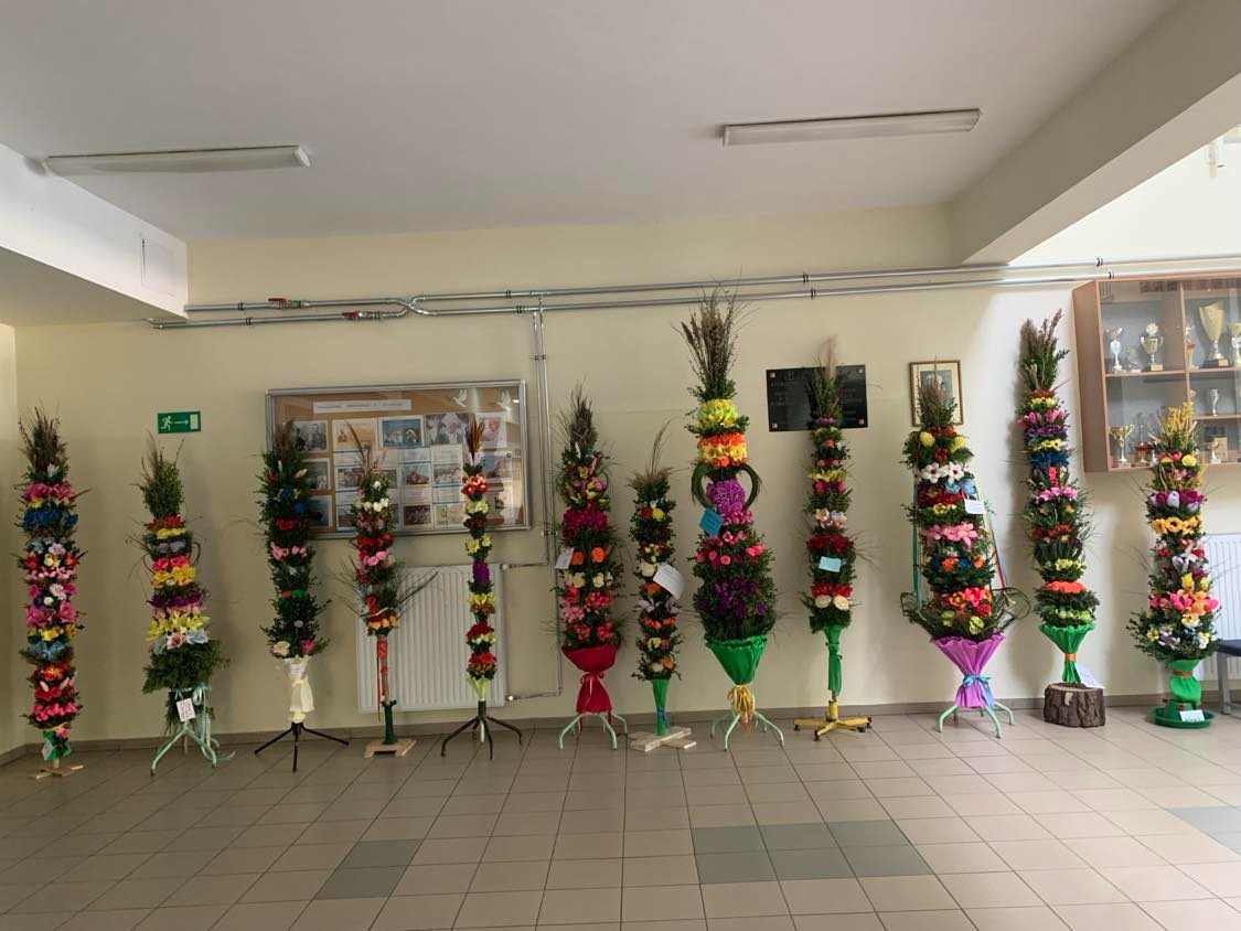 Palmy przygotowane przez zespoły klasowe i uczniów na Szkolny Konkurs Palm Wielkanocnych