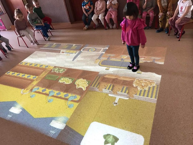 Zabawy z podłogą interaktywną w przedszkolu zielonym - Obrazek 3