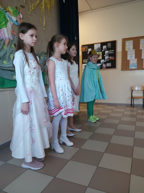 1.Uczniowie klasy 2 podczas występu.