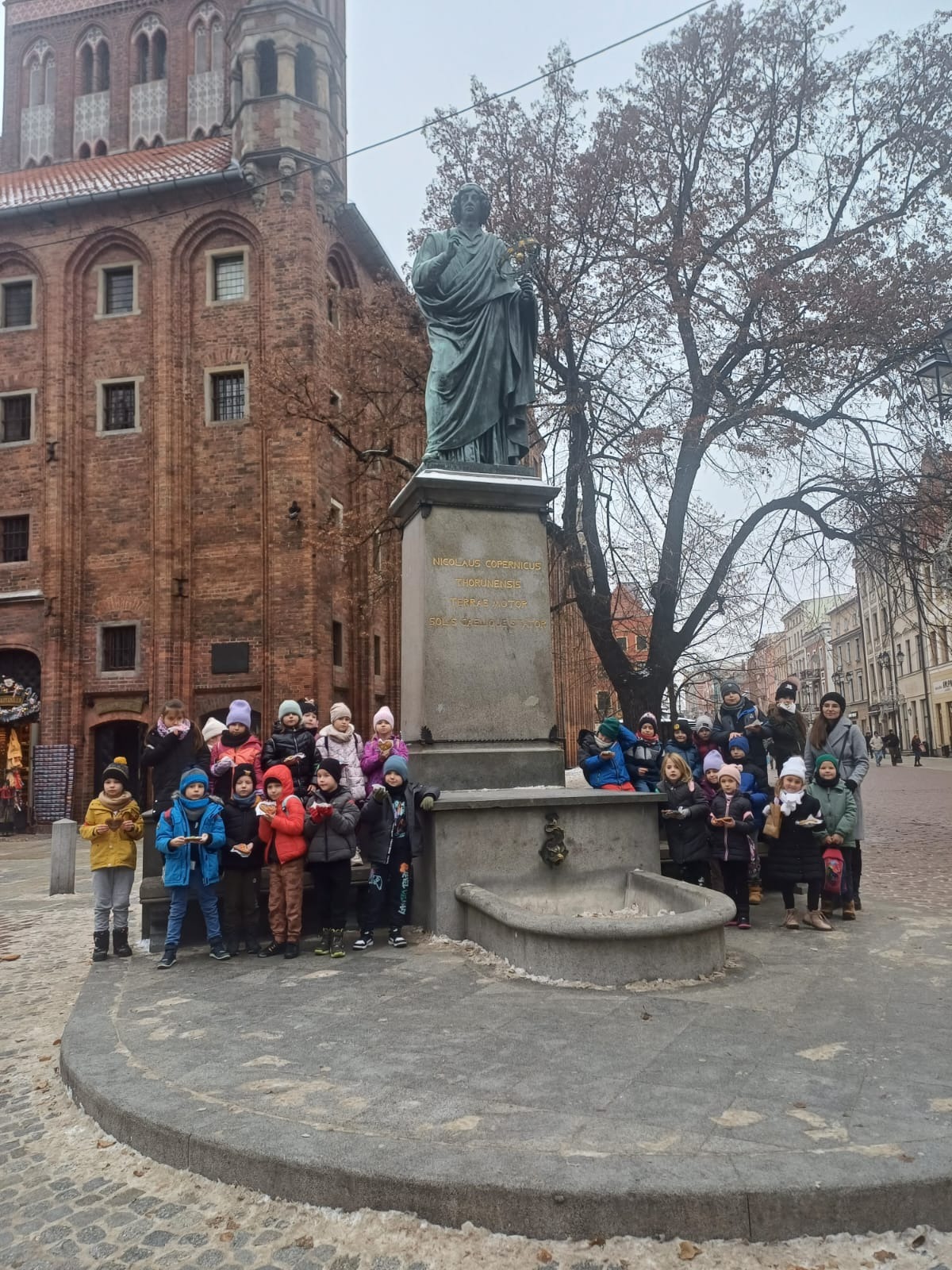 Klasa 1a przy pomniku Mikołaja Kopernika.