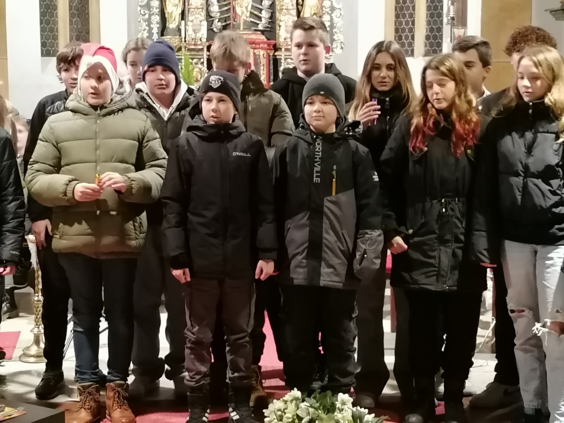 Am 19.12. fand unser Weihnachtskonzert in der Pfarrkirche St. Jakob statt. Alle SchülerInnen trugen zu einem besinnlichen Abend bei. - Bild 2