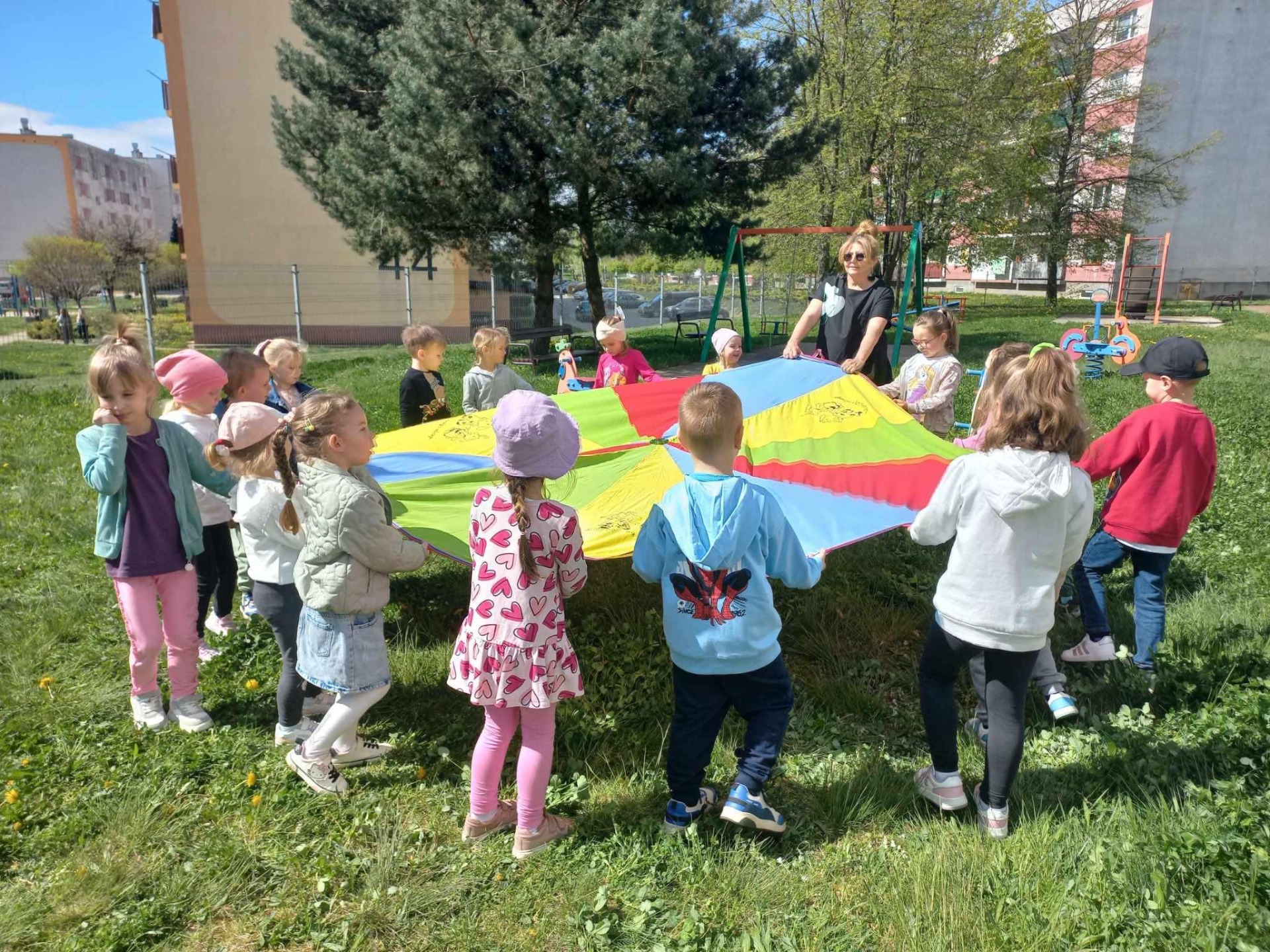 Zabawy ruchowe Smerfów na placu przedszkolnym - Obrazek 3