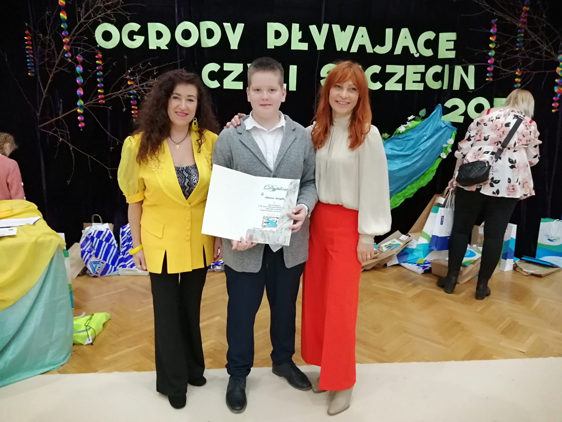 Oliwer z organizatorkami konkursu Joanną Charęzą i Elwirą Sakowicz