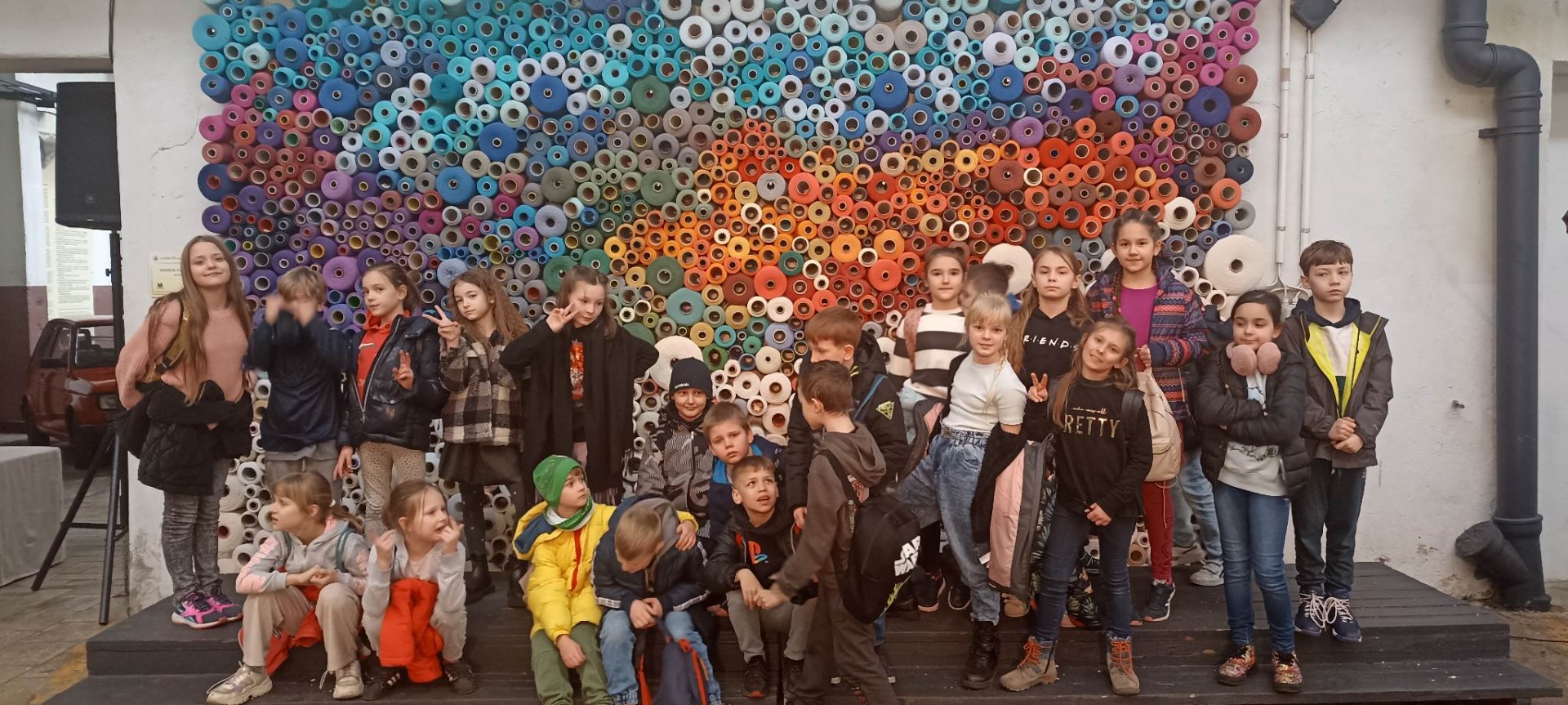 Dzieci przy kolorowej ściance
