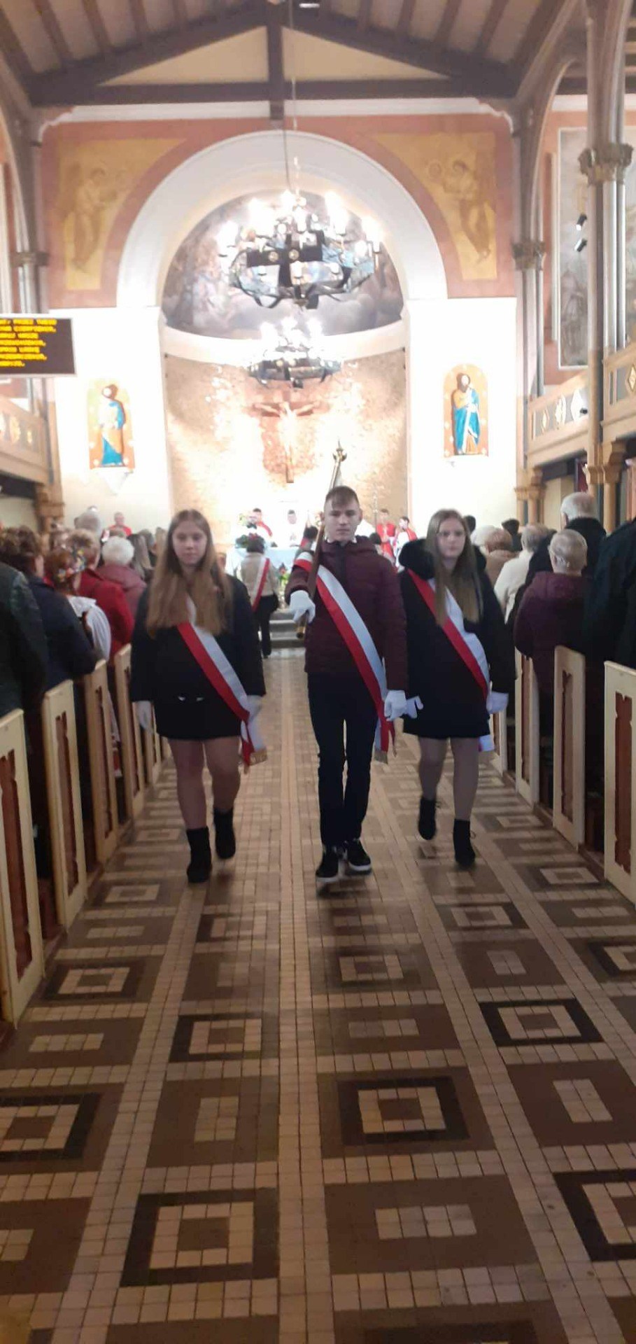 11 listopada, uczniowie naszej szkoły brali udział we mszy świętej z okazji 105 rocznicy Święta Niepodległości - Obrazek 5
