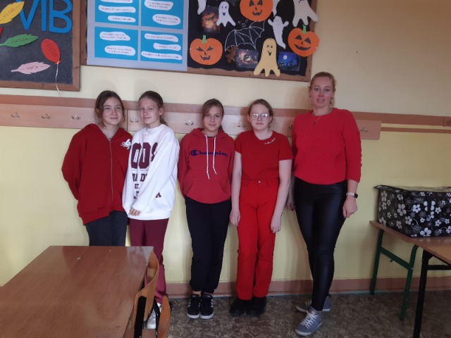  Projekt "Koloryty VI b" - uczniowie prezentujący ubiór w kolorze czerwonym.