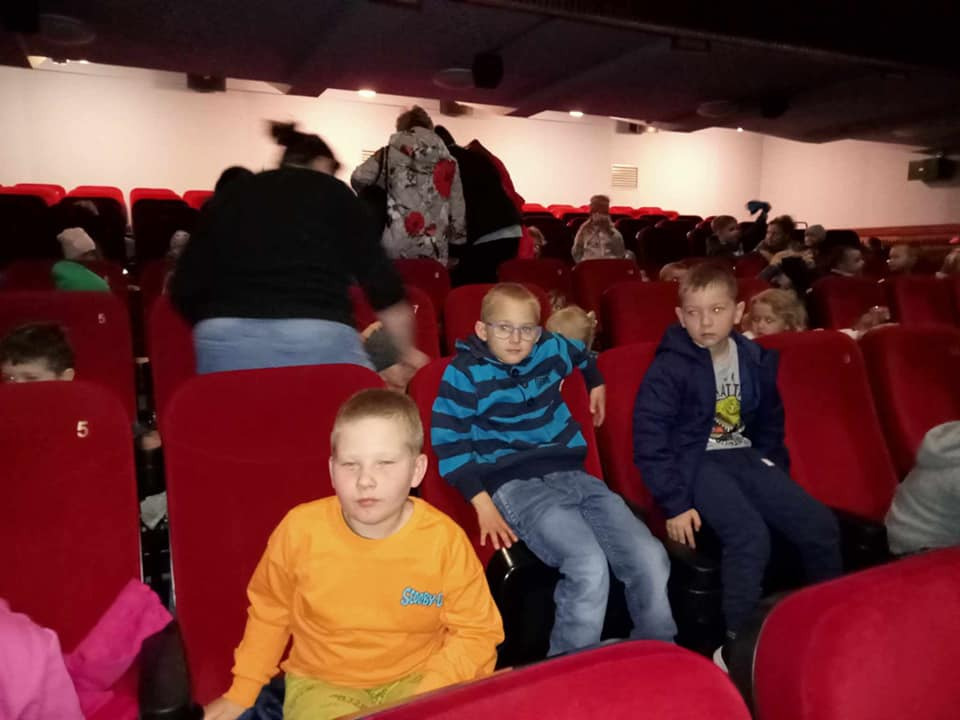 Wycieczka 5 i 6-latków do BSCK w Busku-Zdroju na spektakl teatralny "Jaś i Małgosia" w wykonaniu aktorów Katolickiego Teatru Edukacji z Krakowa 🙂 - Obrazek 2