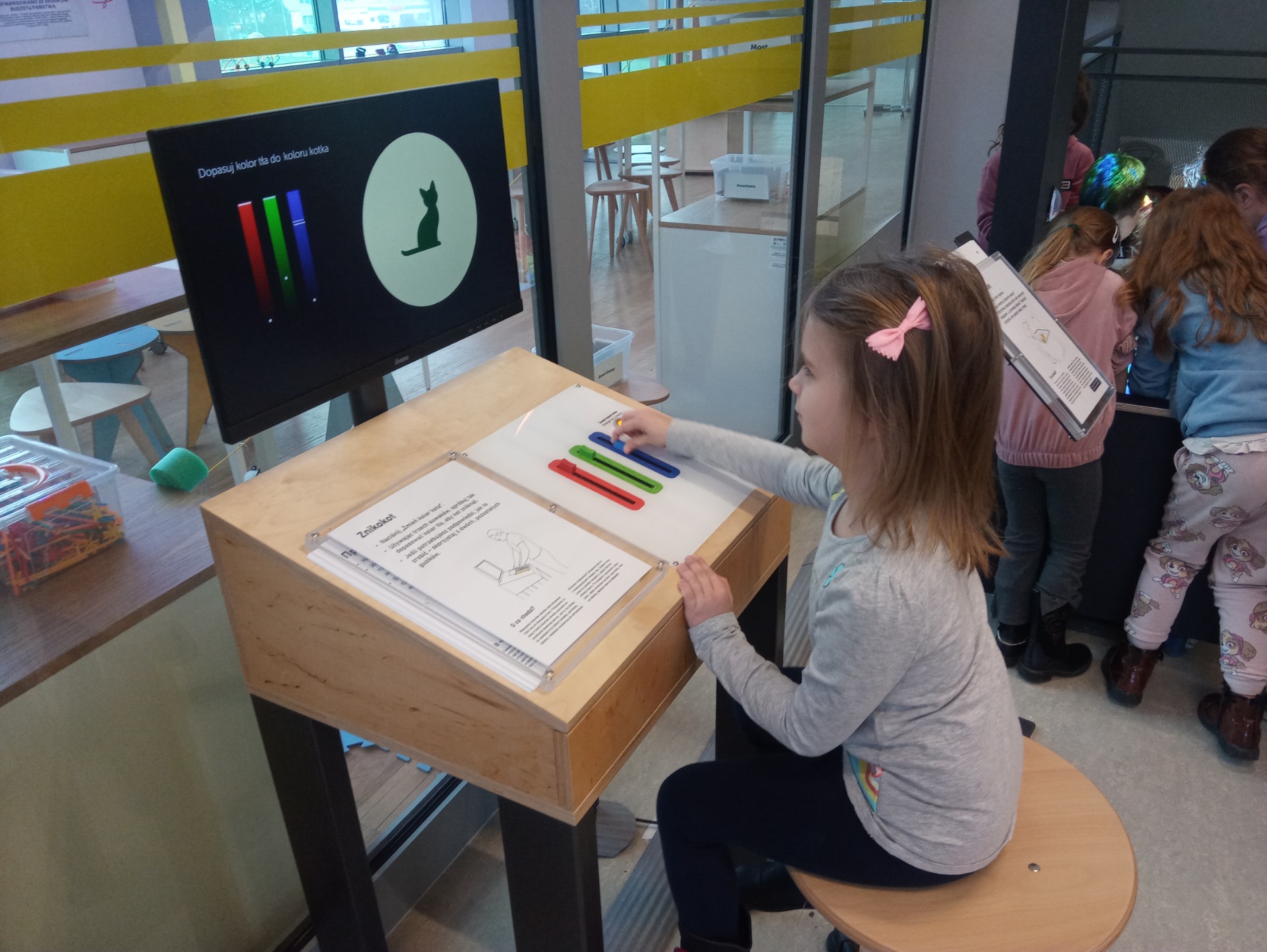 Dzieci z wizytą w Strefie Odkrywania, Wyobraźni i Aktywności w Akademii Nauk Stosowanych w Łomży - Obrazek 4