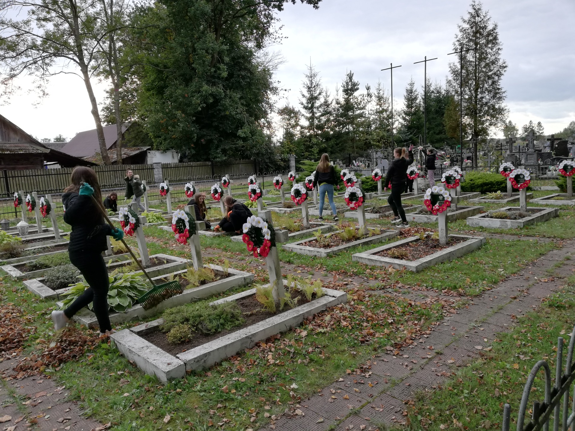 Sprzątanie grobów żołnierskich na cmentarzu w Soli - Obrazek 6