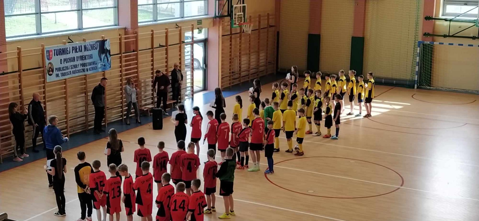 Prezentacja drużyn biorących udział w II Turnieju Halowej Piłki Nożnej o Puchar Dyrektora ZPO w Nizinach