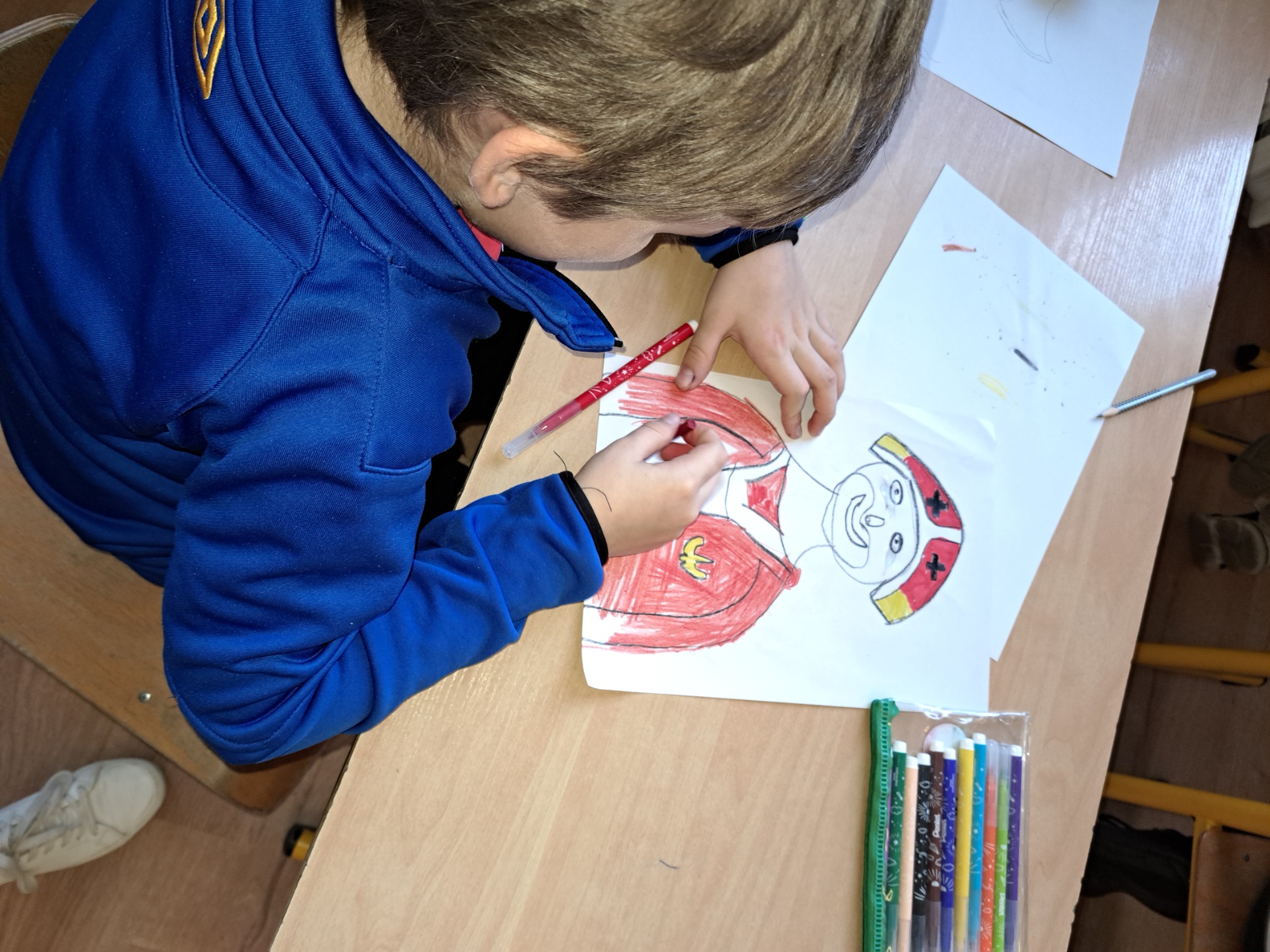 Uczniowie klasy 3i w czasie tworzenia portretów świętego Mikołaja.