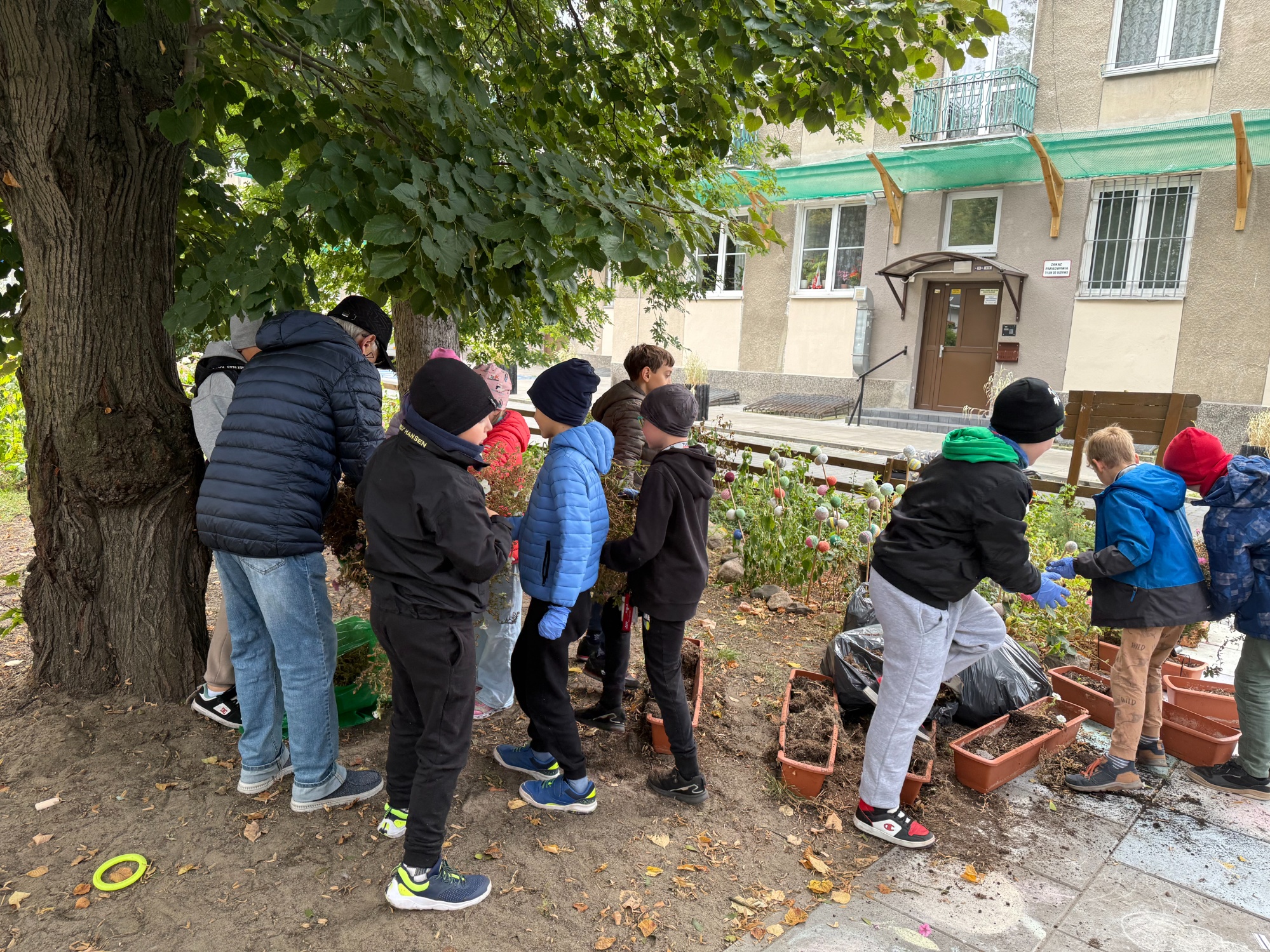 Uczniowie robia porządki wokół bloków dzielnicy Bielan.