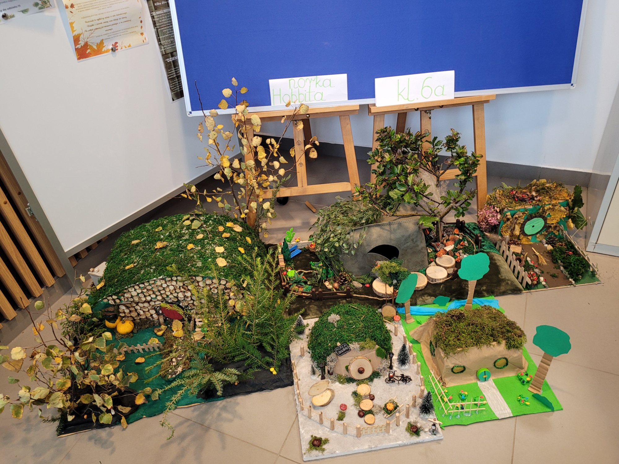 Wystawa makiet uczniów klasy 6a. Literackie inspiracje projektowe z lekturą Hobbit, czyli tam i z powrotem... - Obrazek 4