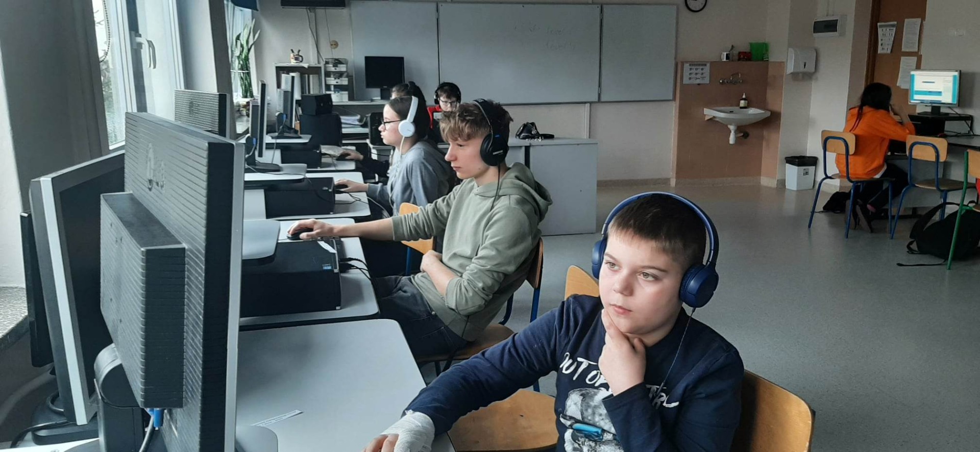 Zdjęcie 3. Uczniowie klas V i VIII biorący udział w Europejskim Internetowym Konkursie Języka Angielskiego The Big Challenge, dnia 19.04.2023 roku.