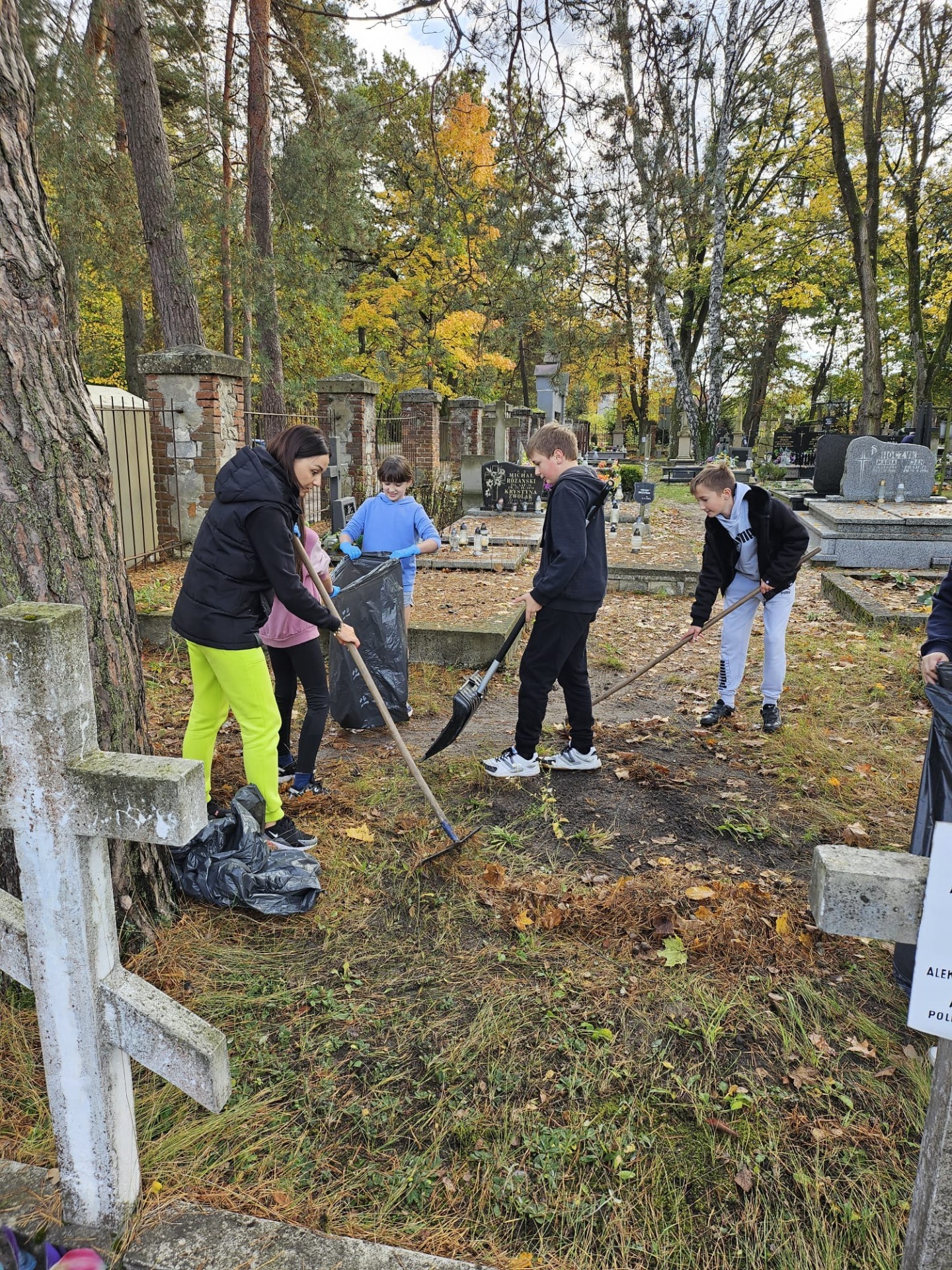 Sprzątanie grobów żołnierskich na cmentarzu parafialnym w Zwierzyńcu - Obrazek 5