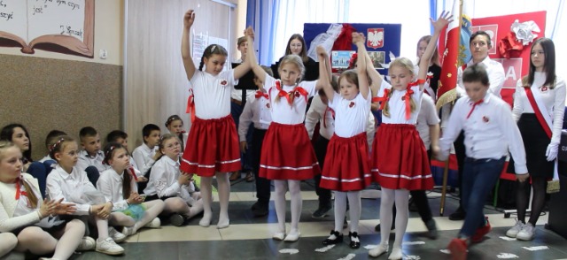 Niepubliczna Szkoła Podstawowa "KMK KOS" w Kosowie -  święta majowe  - Obrazek 6