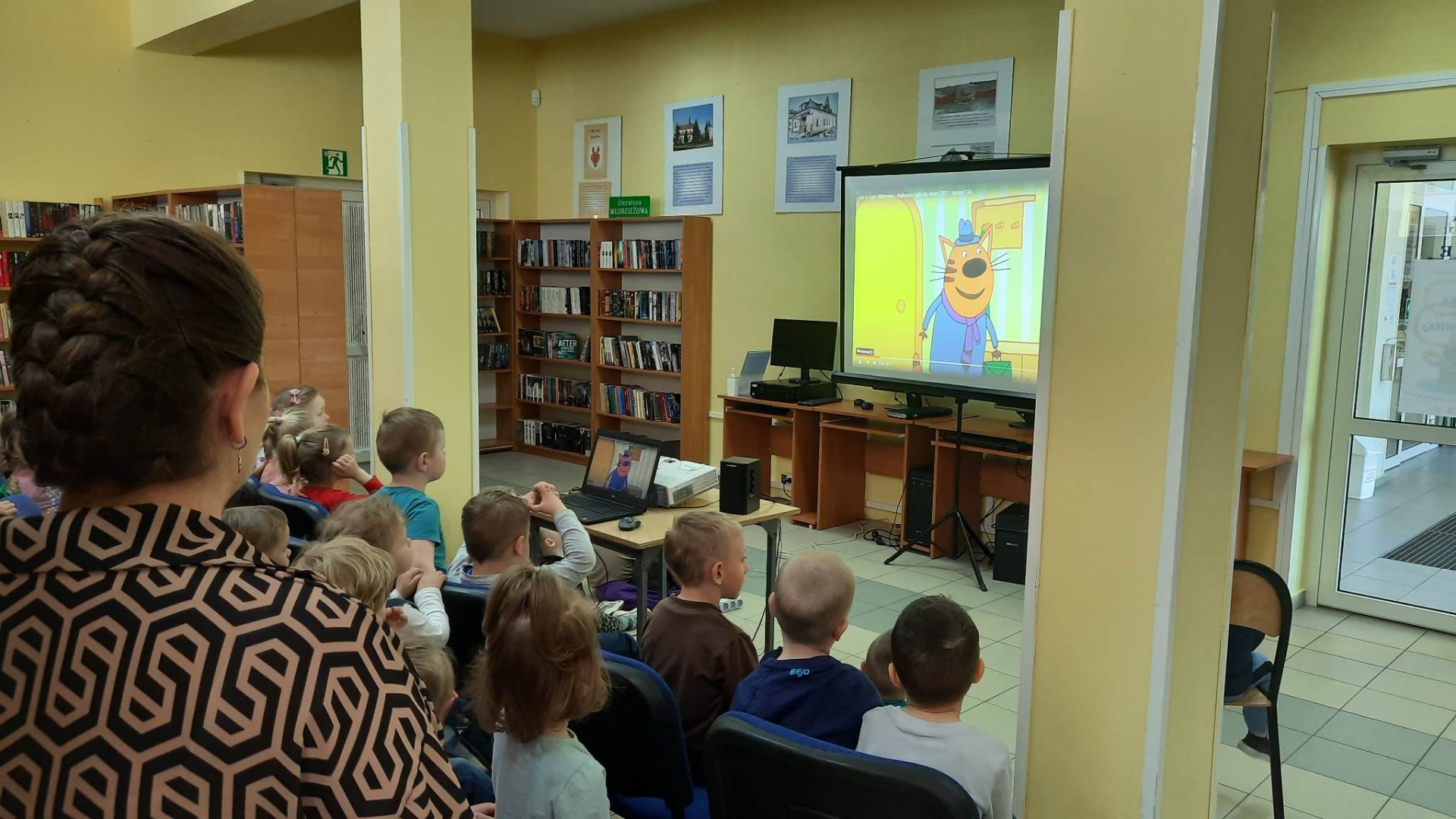 3 - 4 - latki oglądają bajkę na temat zasad zachowania się w bibliotece