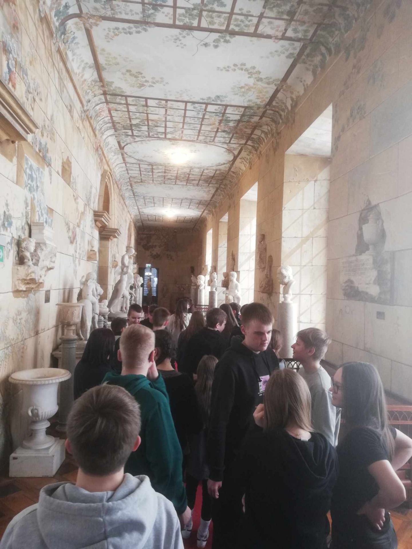 Uczniowie SP7 zwiedzający Muzeum-Zamek w Łańcucie.
