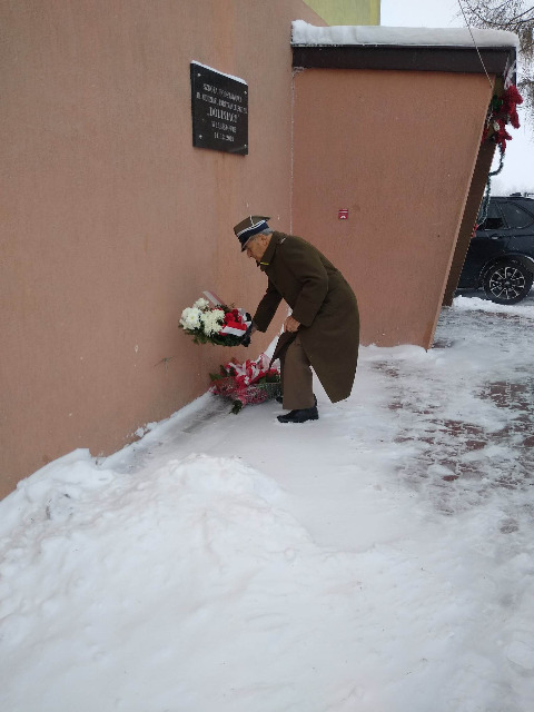 Major Jerzy Duda składający kwiaty przed pamiątkową tablica "Doliniaków"