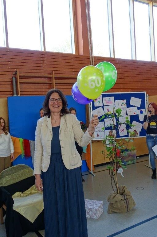 Die Grundschule Marklkofen gratuliert Frau Reubel zum 60. Geburtstag - Bild 2