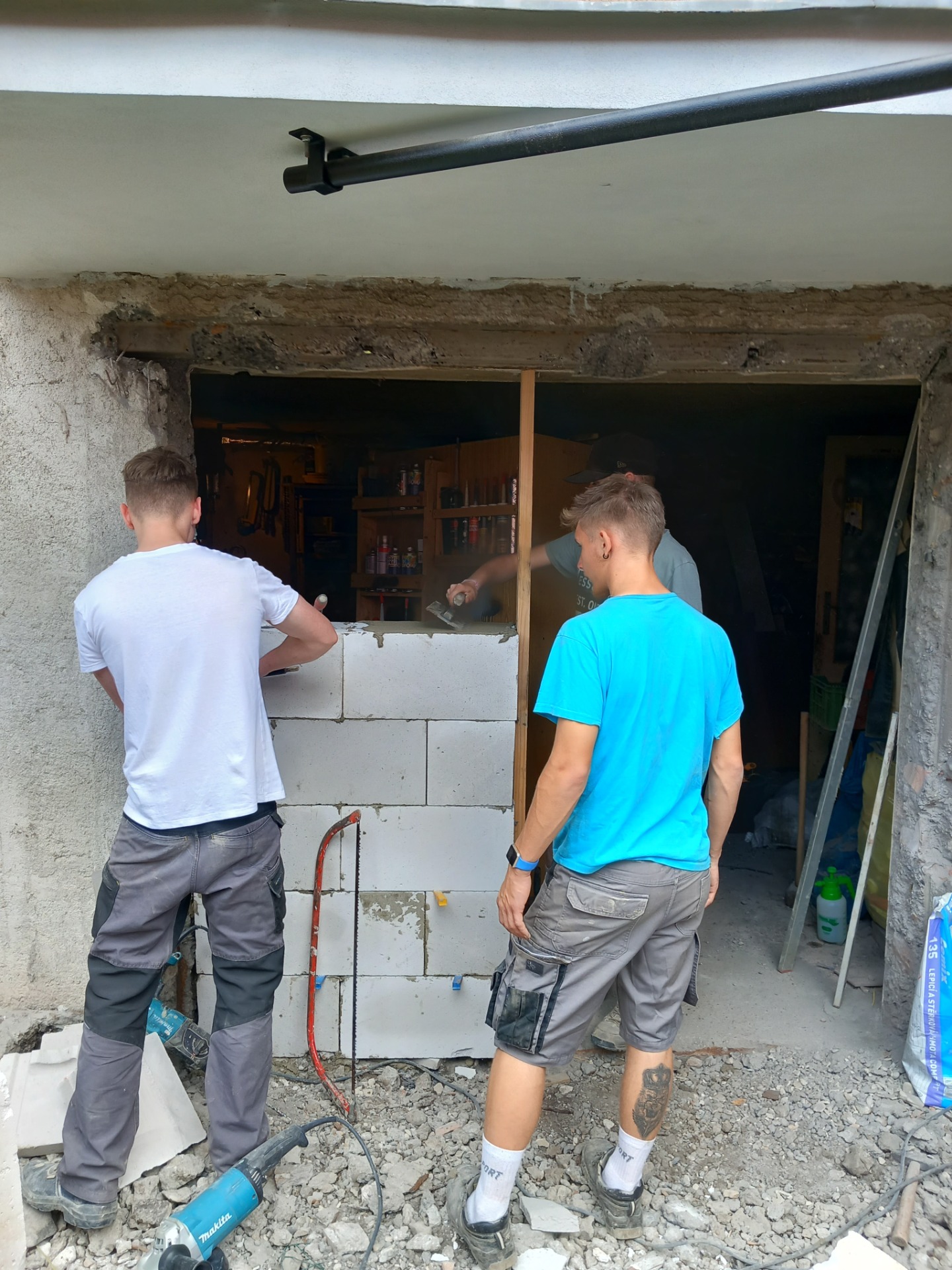  Prváci murári pri výmene garážových dverí za vchodové  - Obrázok 2