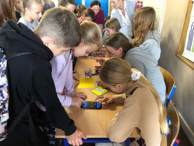 Uczniowie pojedynkują się na tabliczkę mnożenia, wykorzystując aplikacją do nauki matematyki.