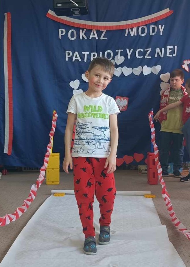 Pokaz mody patriotycznej w przedszkolu - Obrazek 3