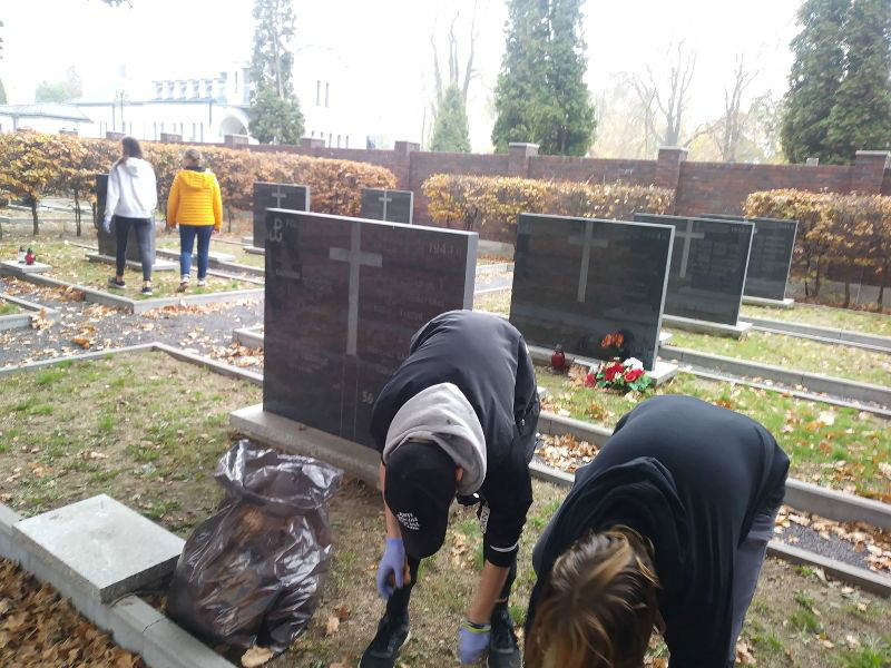 Sprzątanie Cmentarza Powstańców Warszawskich – Cmentarz Wolski - Obrazek 2