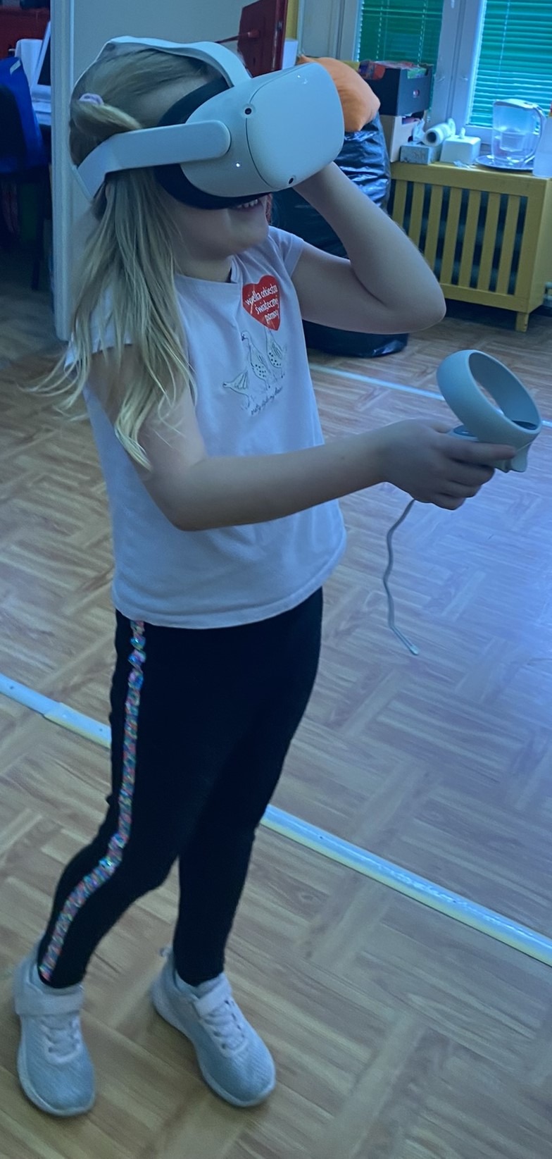 Dziewczynka w goglach VR