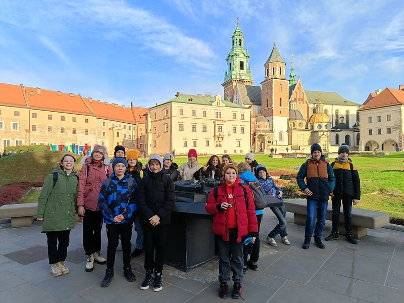 Uczniowie realizujący projekt na tle Wawelu - zdjęcie pamiątkowe